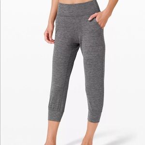 LULU ALIGN JOGGERS CROPPED IN DARK GRAY (not shown on model)